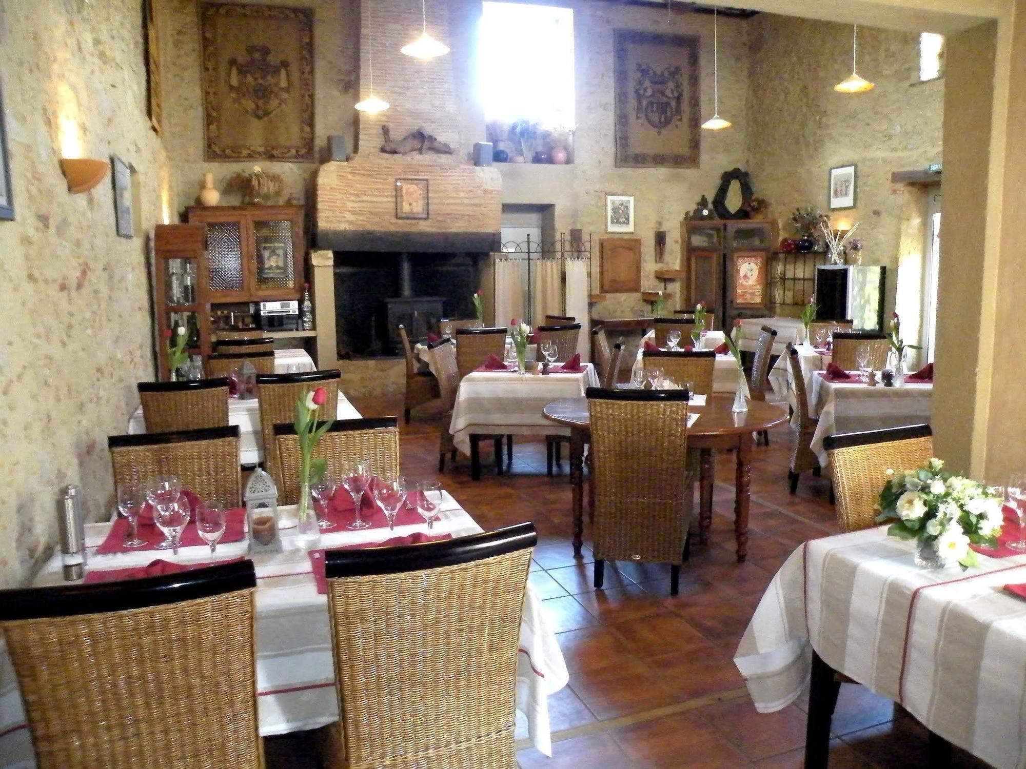 Hotel Logis Le Relais du Bastidou à Beaumarchés Extérieur photo
